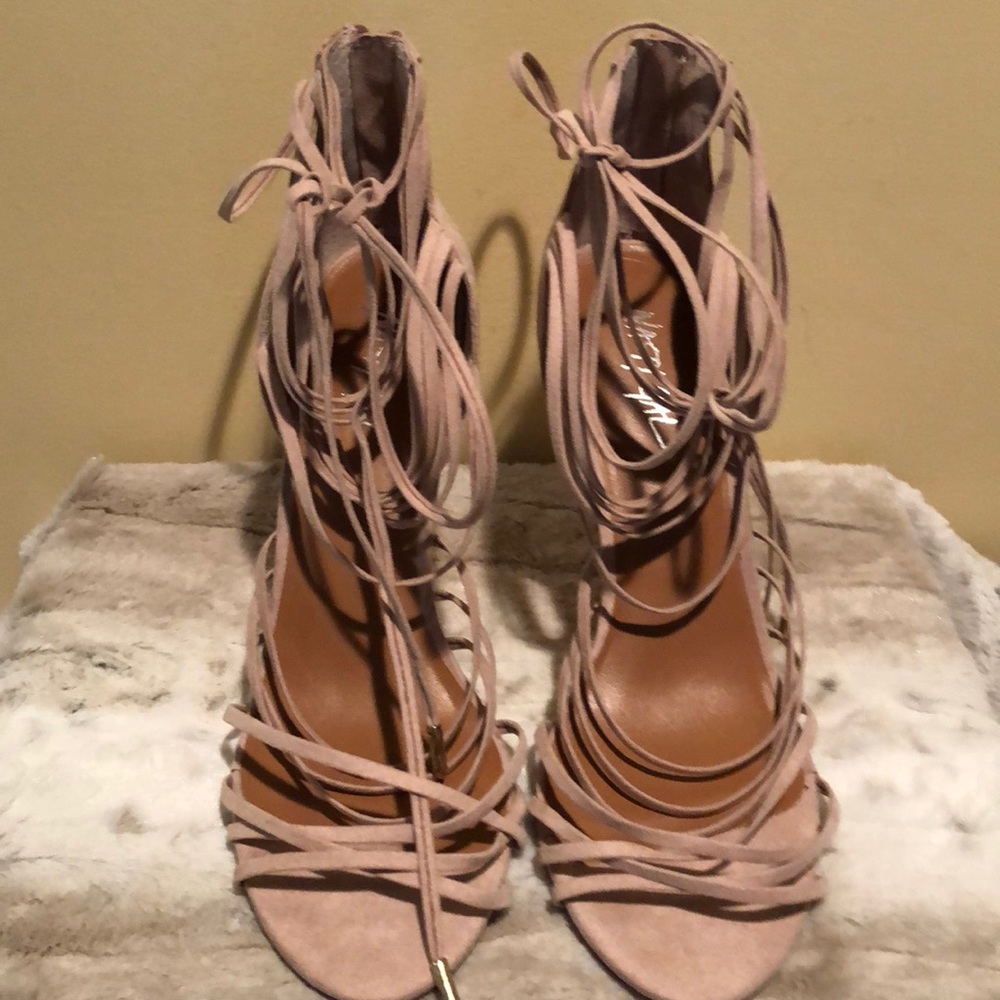 High Heel - Picture 5 of 6